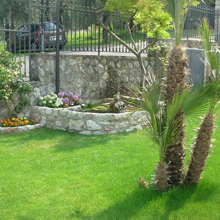 Villa Due Leoni - Residence Бренцоне-суль-Гарда Экстерьер фото
