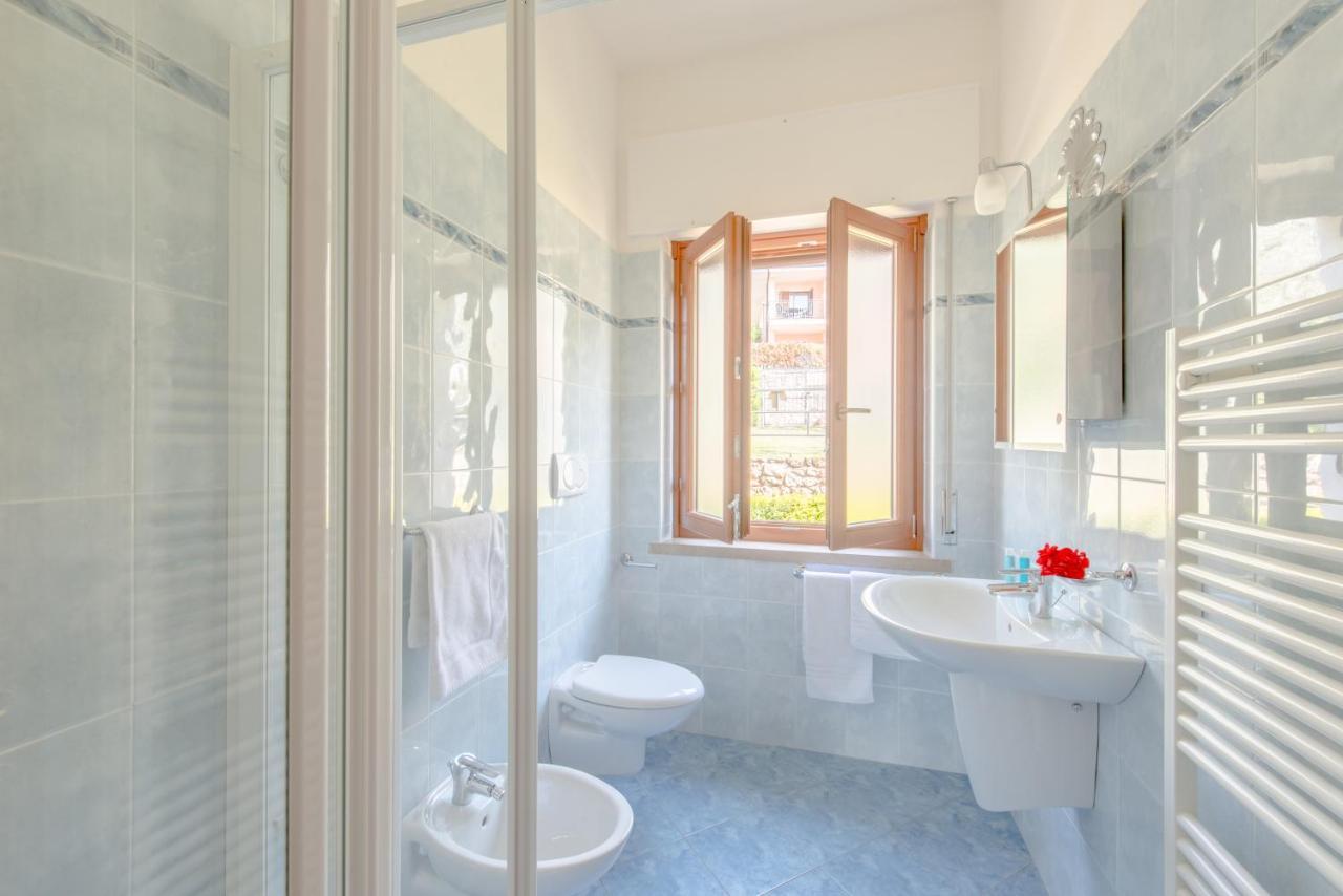 Villa Due Leoni - Residence Бренцоне-суль-Гарда Экстерьер фото