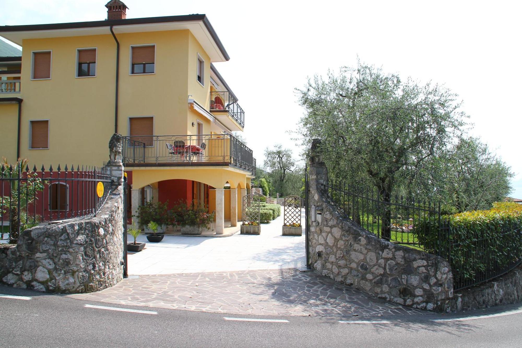 Villa Due Leoni - Residence Бренцоне-суль-Гарда Экстерьер фото