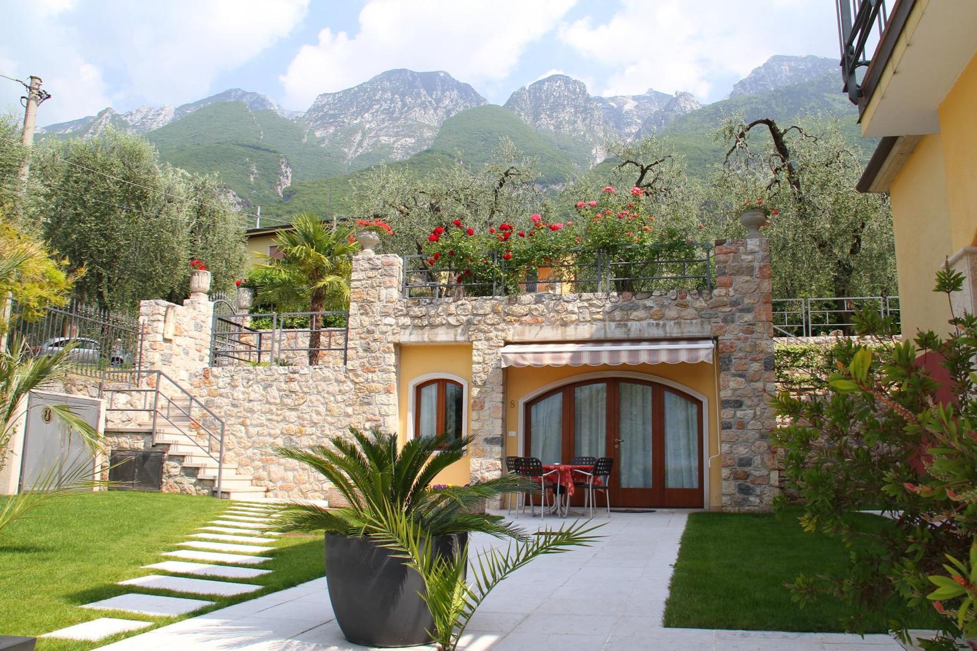 Villa Due Leoni - Residence Бренцоне-суль-Гарда Экстерьер фото