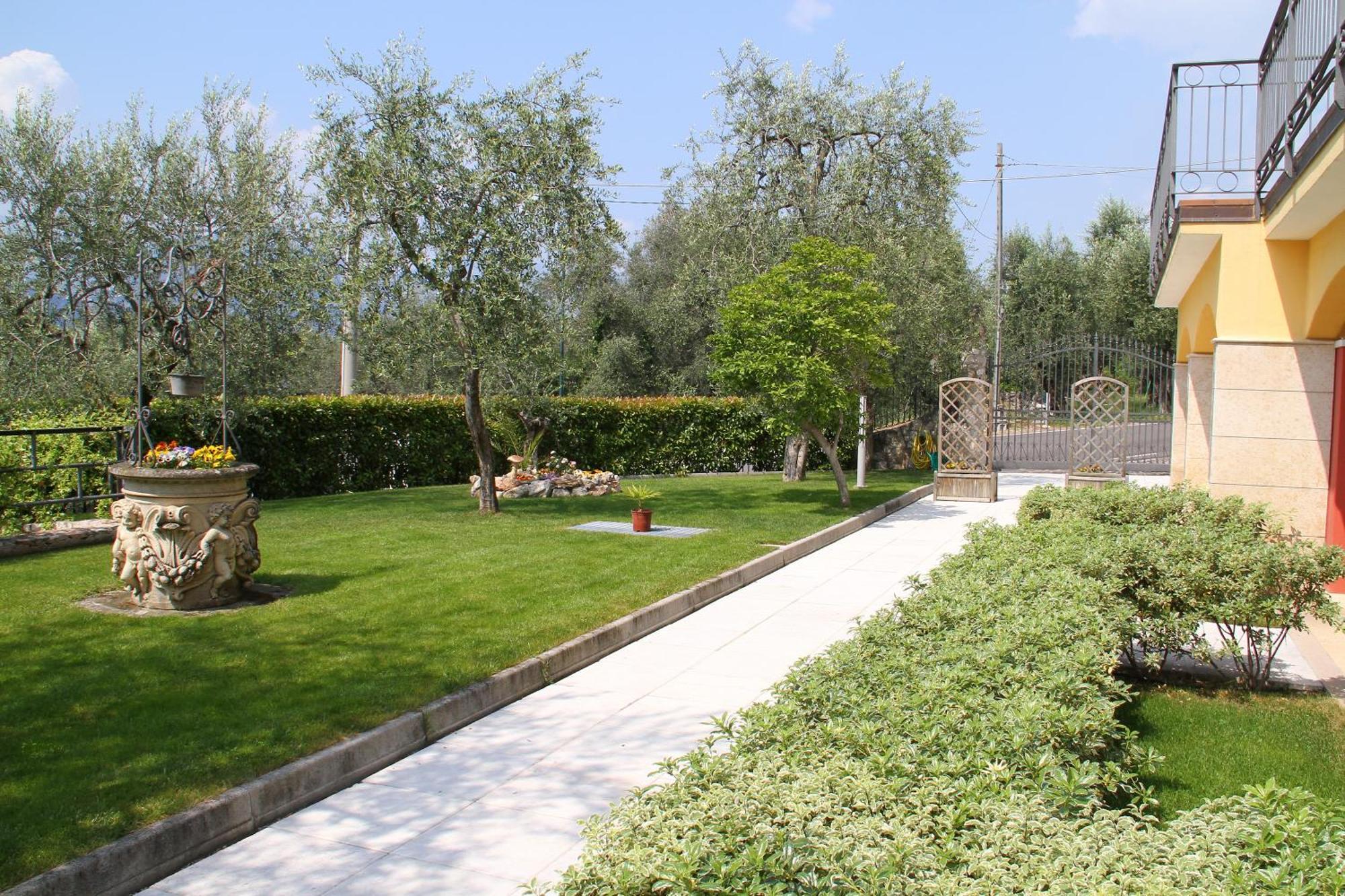 Villa Due Leoni - Residence Бренцоне-суль-Гарда Экстерьер фото