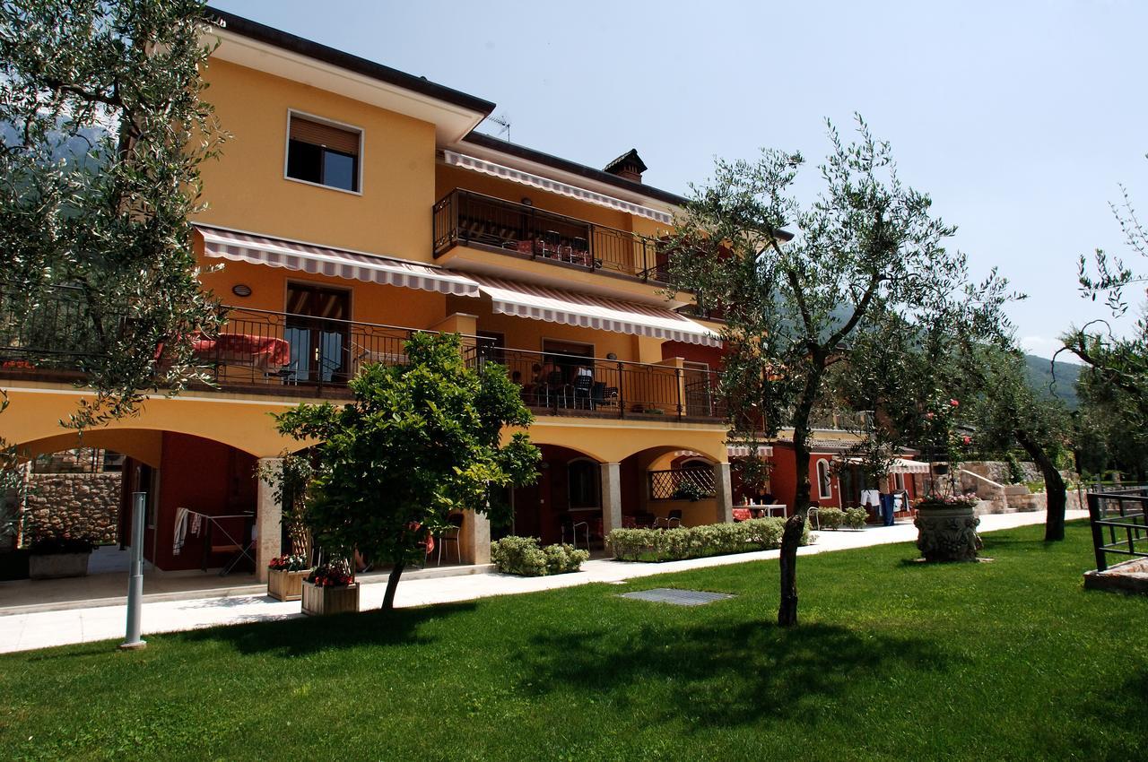 Villa Due Leoni - Residence Бренцоне-суль-Гарда Экстерьер фото